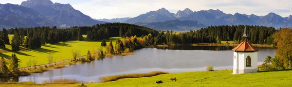 Panorama paysage en Bavière avec lac et montagnes — Photo