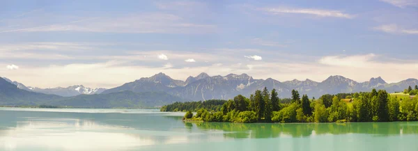 Панорамный пейзаж Баварии с озером и горами — стоковое фото
