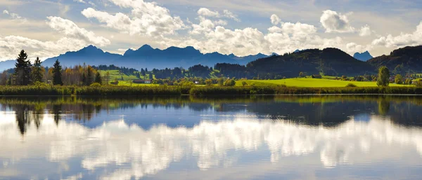 Paesaggio panoramico in Baviera con lago e montagne — Foto Stock