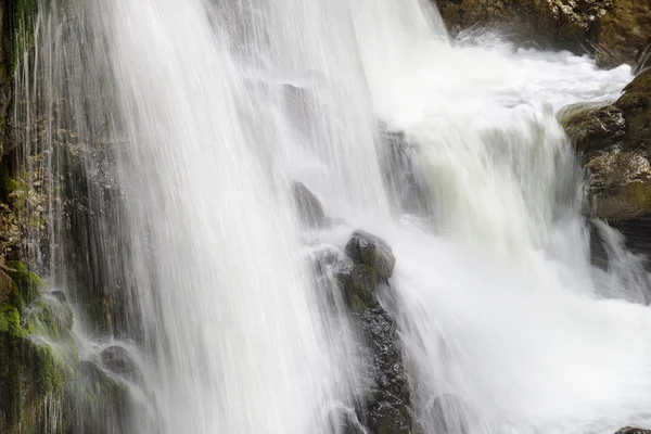 Ström med cascade i bergen i Bayern — Stockfoto