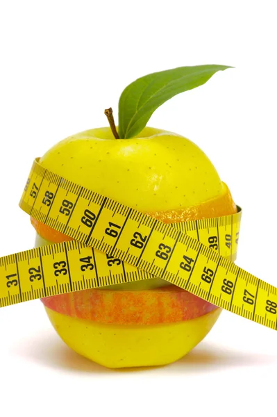 Frutas frescas com fita métrica — Fotografia de Stock