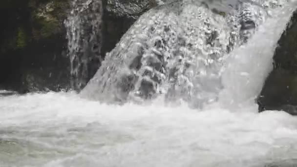 ruisseau avec cascade dans les montagnes de Bavière 