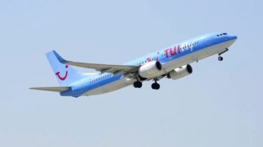 Boeing 737 kalkış sırasında 