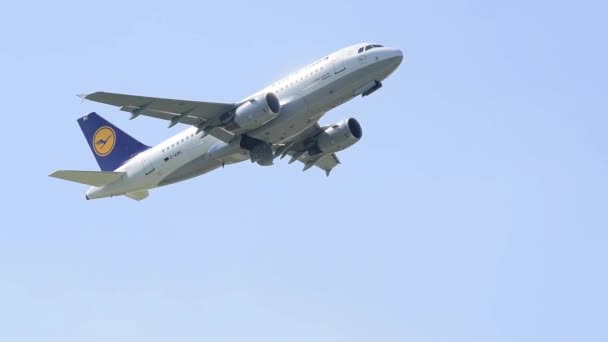 Airbus A319 при взлете — стоковое видео