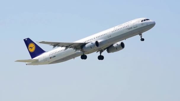 Airbus A321 terwijl opstijgen — Stockvideo