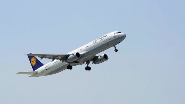 Airbus A321 medan ta av — Stockvideo