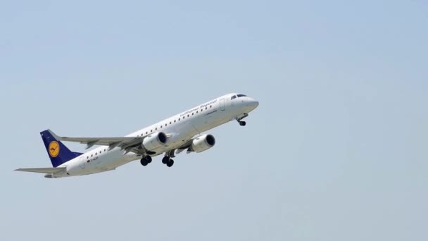 在慕尼黑机场起飞的飞机 — 图库视频影像