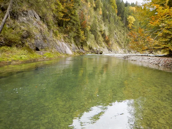 Flod bäcken vid berg — Stockfoto