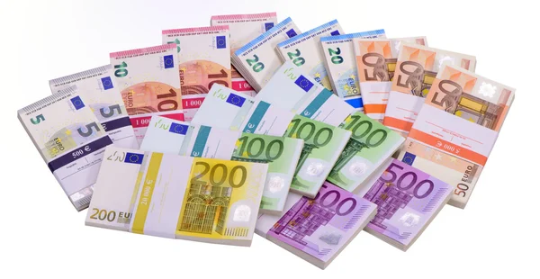Eurobankovek jako skupina položila na stůl — Stock fotografie
