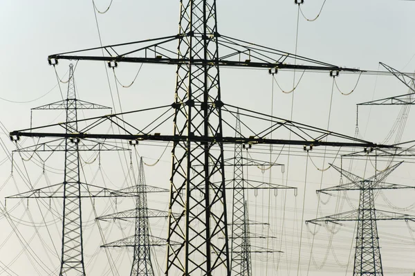 Vista panorámica de muchos postes de energía eléctrica —  Fotos de Stock