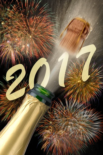 Şampanya ve havai fişek yeni yıl arifesinde 2017 haşhaş — Stok fotoğraf