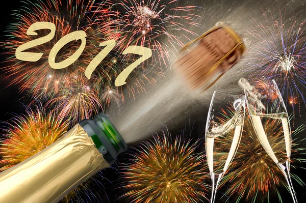 Popping champagne en vuurwerk op oud en nieuw 2017 — Stockfoto