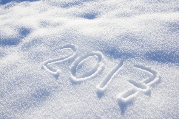 Ano novo data 2017 escrito em neve em pó fresco — Fotografia de Stock