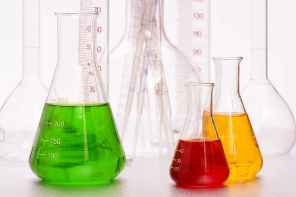 Chemielabor mit Glaswaren — Stockfoto