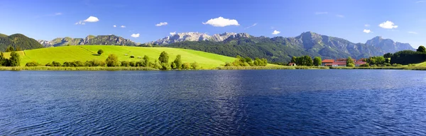 Panorama krajiny v Bavorsku s hory Alpy — Stock fotografie