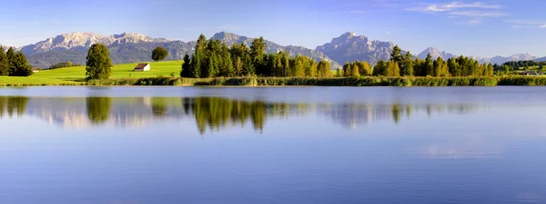 Panorama paisagem na baviera com montanhas de alpes — Fotografia de Stock