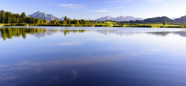 Panorama krajiny v Bavorsku s hory Alpy — Stock fotografie