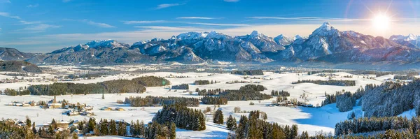 バイエルンのアルプスの山々と冬のパノラマ風景 — ストック写真