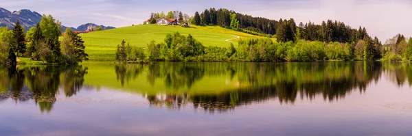 バイエルンのアルプスの山々や草原のパノラマ風景は — ストック写真