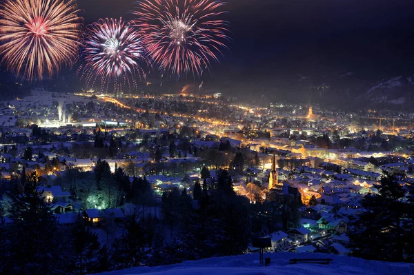 Fuegos Artificiales Cielo Sobre Ciudad Alemana Garmisch Partenkirchen Fría Noche — Foto de Stock