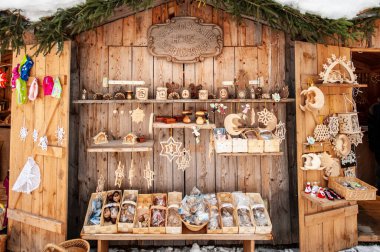 Karlı Noel Pazarı, yanan dükkanlar ahşap kulübelerde hediyeler ve el yapımı dekorasyonlar..