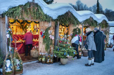 Karlı Noel Pazarı, yanan dükkanlar ahşap kulübelerde hediyeler ve el yapımı dekorasyonlar..