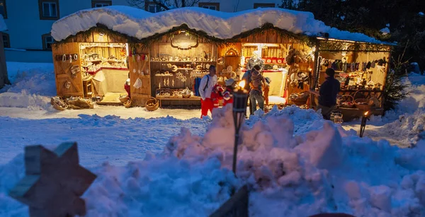 Snöig Julmarknad Med Upplysta Butiker Trähyddor Med Gåvor Och Handgjord — Stockfoto