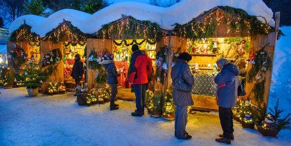 Snowy Kerstmarkt Met Verlichte Winkels Houten Hutten Met Geschenken Handgemaakte — Stockfoto