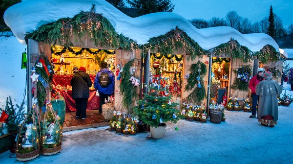Śnieżny Jarmark Świąteczny Oświetlonymi Sklepami Drewnianych Chatach Prezentami Ręcznie Robionymi — Zdjęcie stockowe