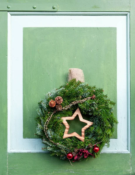 Mercado Natal Nevado Com Lojas Iluminadas Cabanas Madeira Com Presentes — Fotografia de Stock