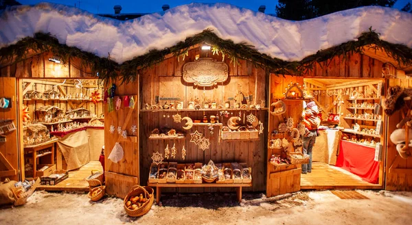 Snöig Julmarknad Med Upplysta Butiker Trähyddor Med Gåvor Och Handgjord — Stockfoto