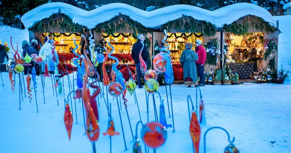 Snowy Kerstmarkt Met Verlichte Winkels Houten Hutten Met Geschenken Handgemaakte — Stockfoto