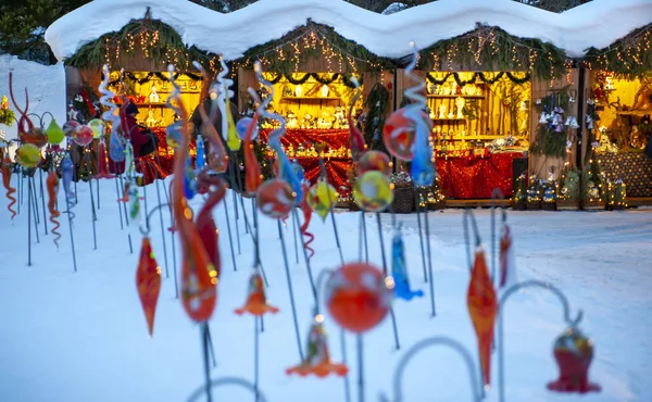 Snöig Julmarknad Med Upplysta Butiker Trähyddor Med Gåvor Och Handgjord — Stockfoto