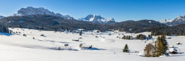 Kışın Bavyera 'daki Alp dağlarıyla panoramik manzara