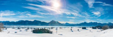 Kışın Bavyera 'daki Alp dağlarıyla panoramik manzara
