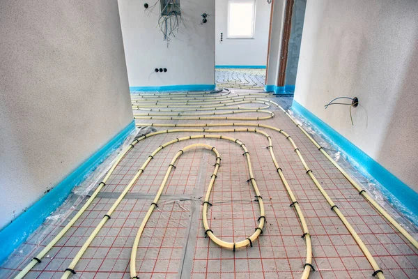 Yeni ev inşaatında yer altı ısıtması.