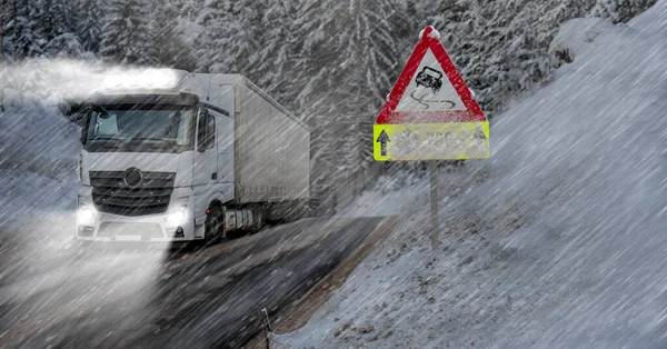トラックは雪と氷で冬の道路を運転しています — ストック写真