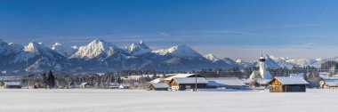 Almanya, Bavyera 'da, soğuk kış gününde güzel panoramik manzara wirh dağ sıraları