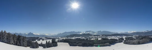 Wunderschöne Panoramalandschaft Mit Bergkette Bayern Deutschland Bei Kaltem Wintertag — Stockfoto