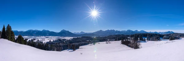 冬の寒い日にドイツのバイエルン州の美しいパノラマの風景は山の範囲を配線 — ストック写真