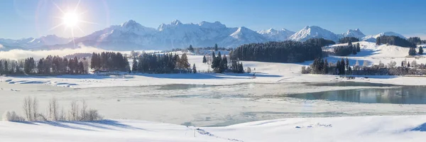 冬の寒い日にドイツのバイエルン州の美しいパノラマの風景は山の範囲を配線 — ストック写真