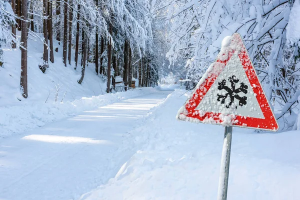 Señal Tráfico Advierte Hielo Nieve Invierno —  Fotos de Stock