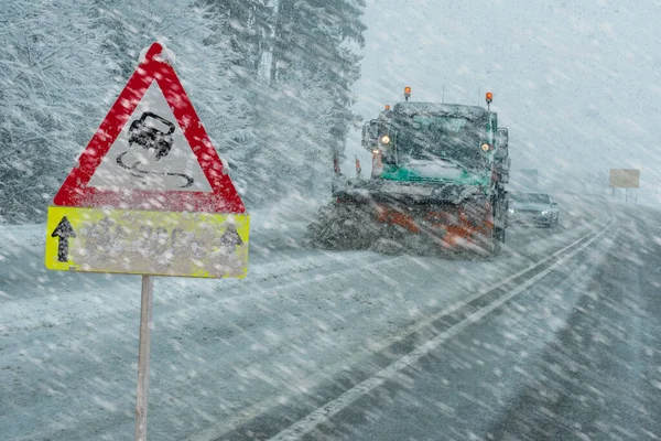 Señal Tráfico Advierte Hielo Nieve Invierno —  Fotos de Stock