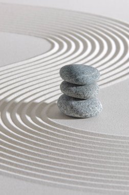 Japon zen bahçesi. Kumda taş var.