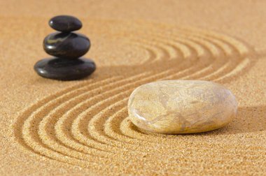 Japon zen bahçesi. Kumda taş var.