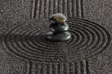 Japon zen bahçesi. Kumda taş var.