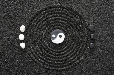 Japon zen bahçesi. Kumda taş var.