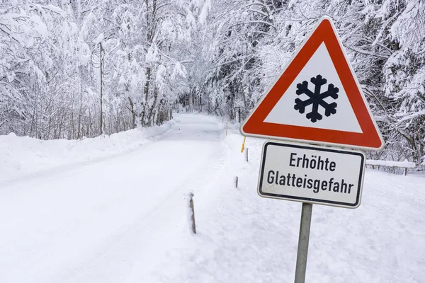 Дорожный Знак Предупреждает Льду Снегу Зимой — стоковое фото