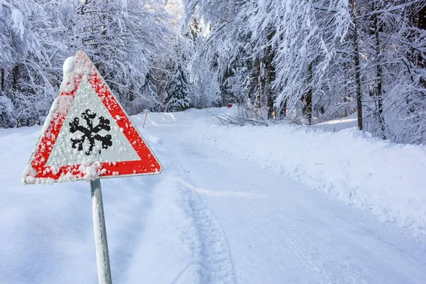 冬の道路標識は氷と雪を警告し — ストック写真
