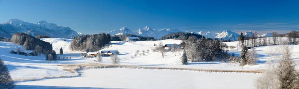 バイエルンのアルプスの山々と冬のパノラマ風景 — ストック写真